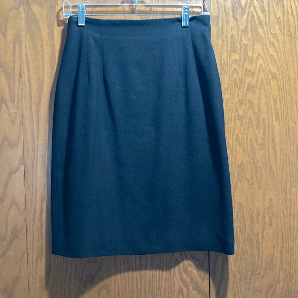 Dayton’s Oval Room black lined pencil skirt.  Size 8.